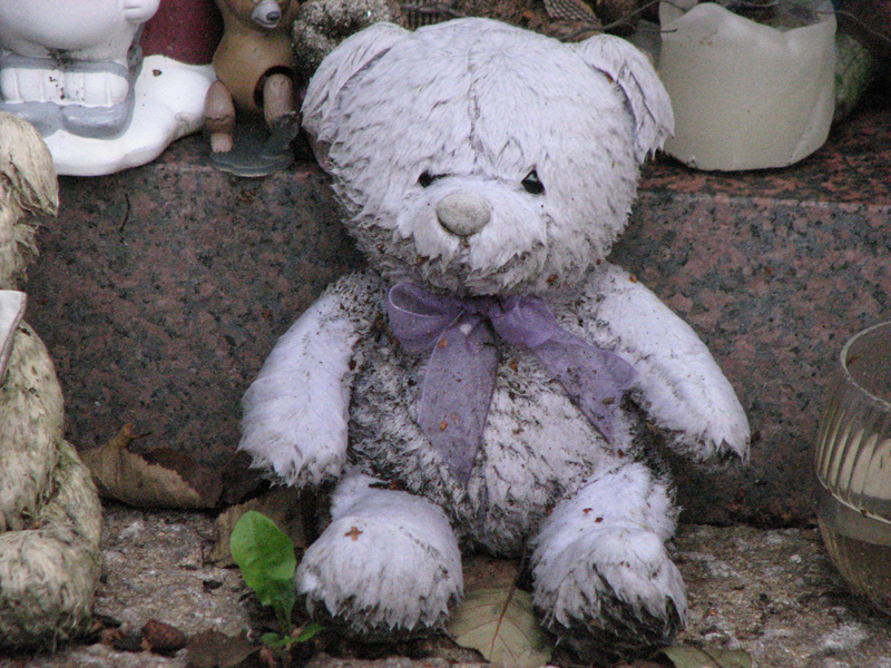 Glasgow Necropolis little teddy bear  © 2007 Scotiana