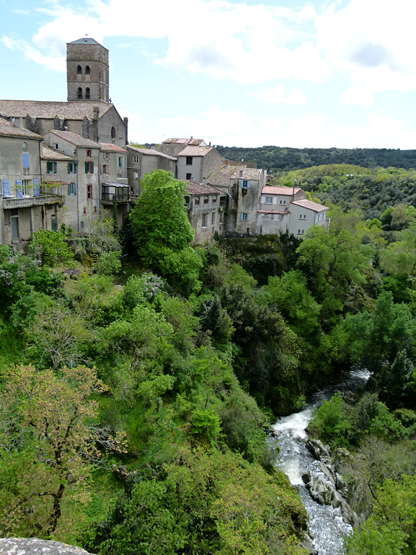 France, Languedoc-Roussillon, Aude, Montolieu old houses, the gorge of the Alzeau © 2012 Scotiana