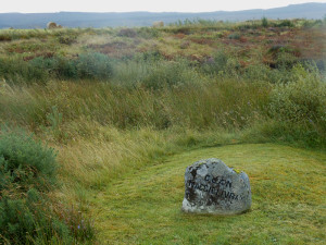 Culloden battlefield Clan MacGillivray stone © 2012 Scotiana