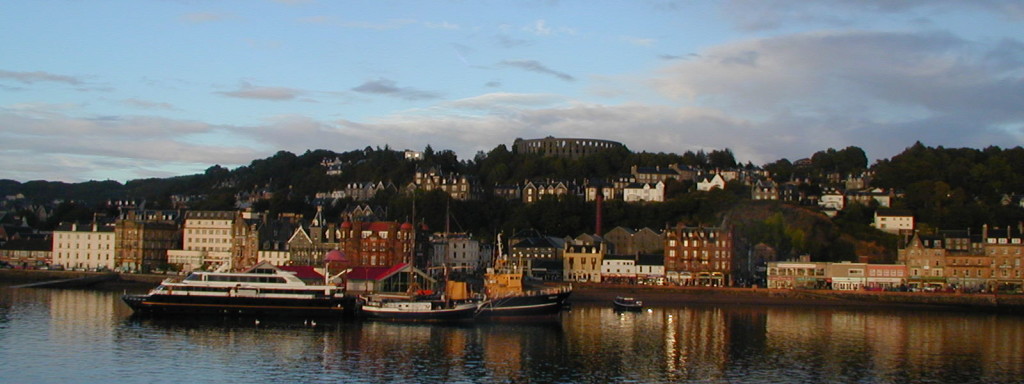 Panoramic view of Oban taken from the Oban-Mull ferry © 2003 Scotiana