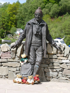 Tom Weir statue in Balmaha Trossachs © 2015 Scotiana