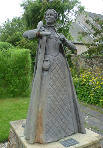 Mary Queen of Scots statue Linlithgow by Kim Traynor Wikimedia