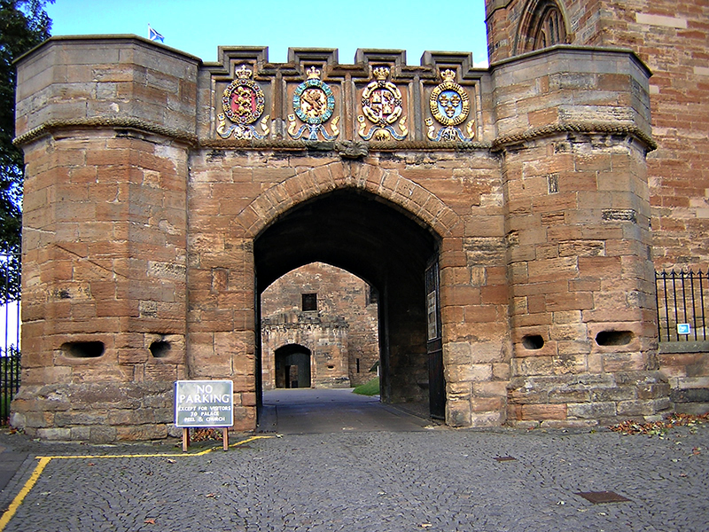 Linlithgow Palace Outer Gate © 2003 Scotiana