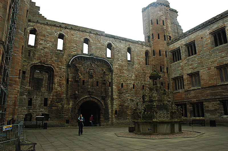 Linlithgow Palace East-South Range south east tower © 2007 Scotiana