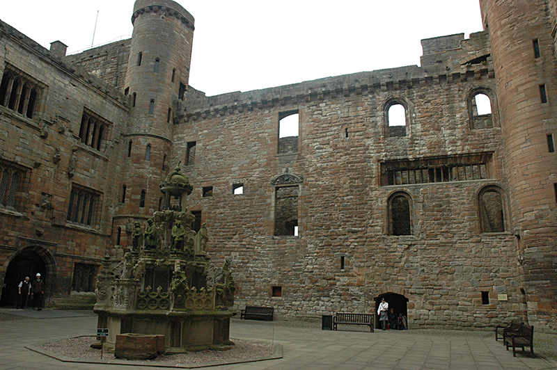 Linlithgow Palace West Range & Fountain © 2007 Scotiana