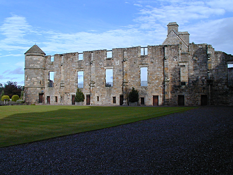 Falkland Palace Courtyard East Range © 2003 Scotiana