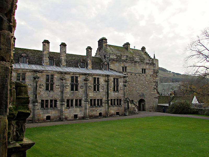 Falkland Palace Courtyard South Range and Gatehouse Wikimedia