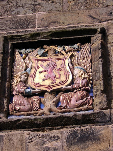 MacDuff Earl of Fife coat of arms on Falkland Palace gatehouse © 2003 Scotiana