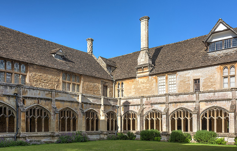 Lacock Abbey The internal courtyard of the cloisters Wikipedia