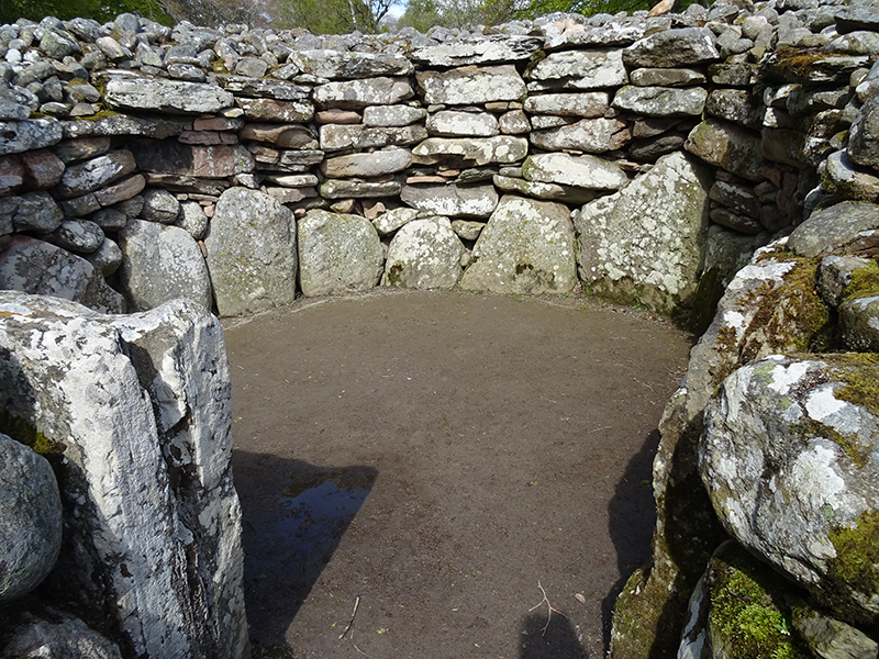 Clava Cairns grave chamber © 2015 Scotiana