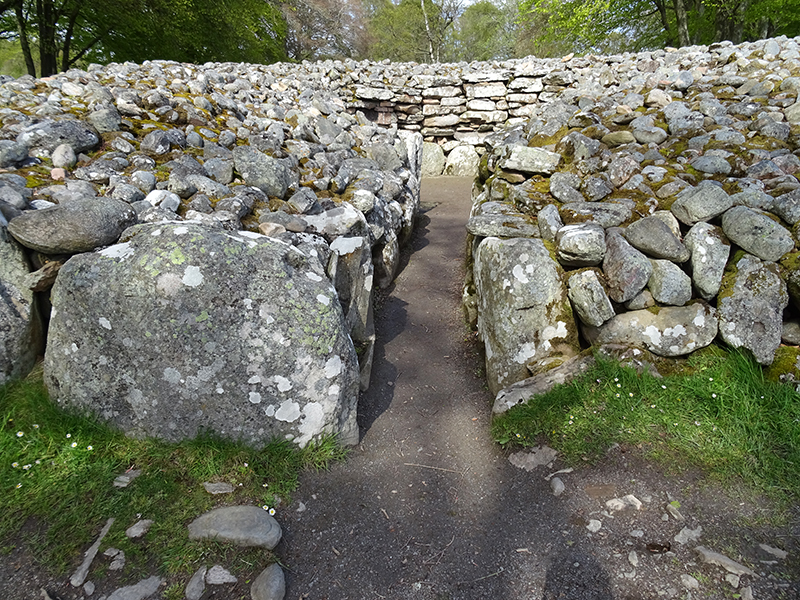 Clava Cairns grave's entrance passage © 2015 Scotiana