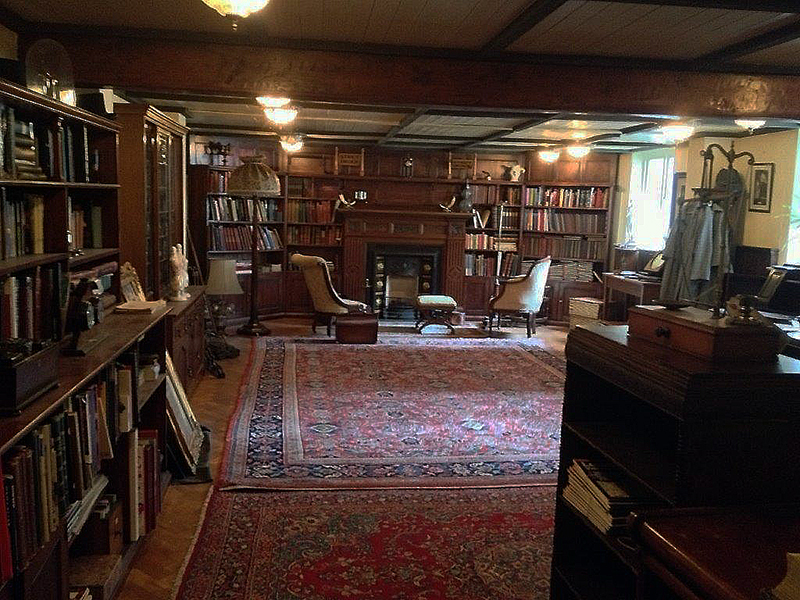 The library in the Sherlock Holmes Museum at 221 Baker Street in London © 2019 Scotiana 