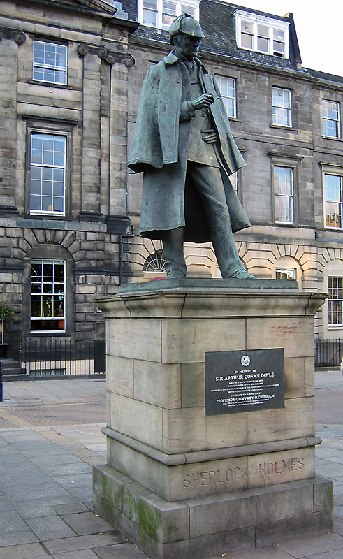 Statue of Sherlock Holmes on Picardy Place in Edinburgh © 2007 Scotiana