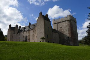 Drum Castle rear façade and tower © 2015 Scotiana