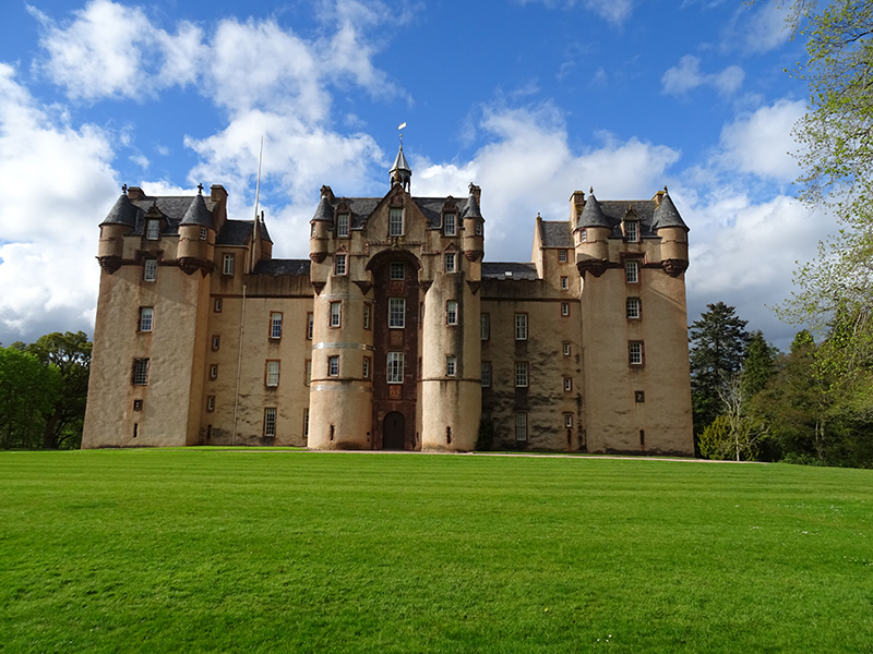 Fyvie Castle south façade © 2015 Scotiana